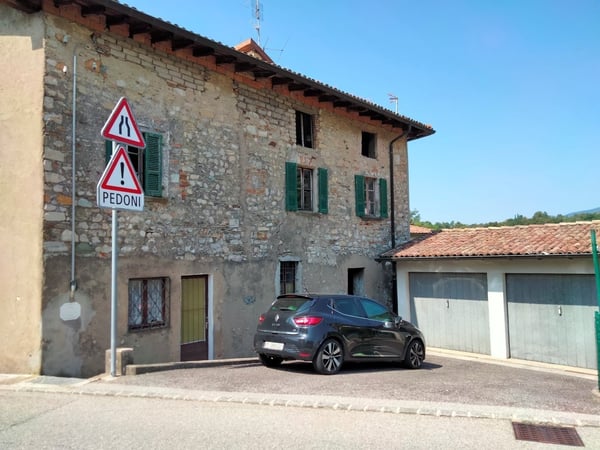 Casa nel nucleo da ristrutturare con licenza di costruzione 2