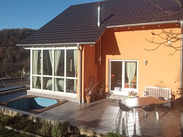 Vendesi casa unifamiliare con giardino 1