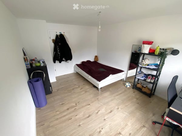 Neuwertige 3.5 Zimmer Wohnung 1