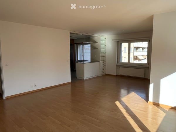 Helle 4.5-Zimmer-Wohnung im 3. OG mit Lift in Brunnen 2
