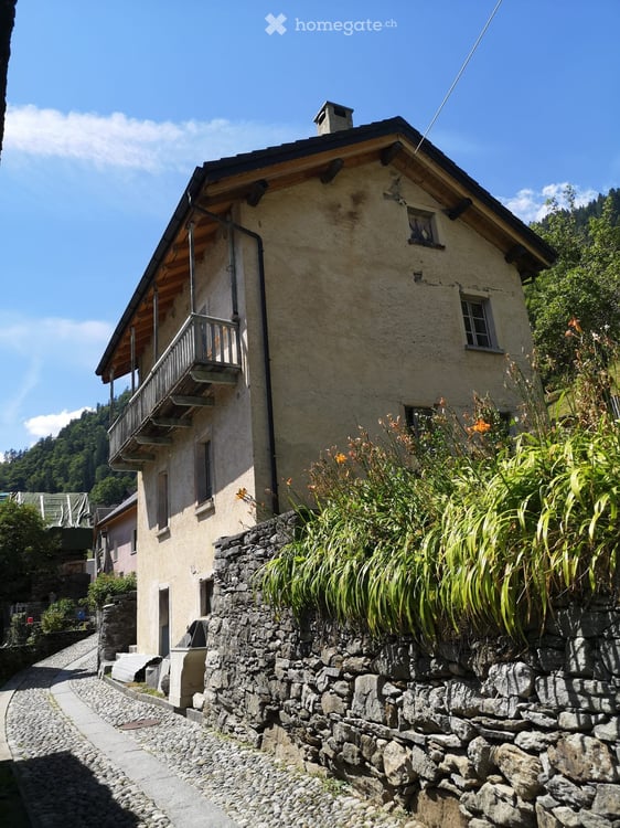 Casa unifamiliare da ristrutturare con ampio terreno 1