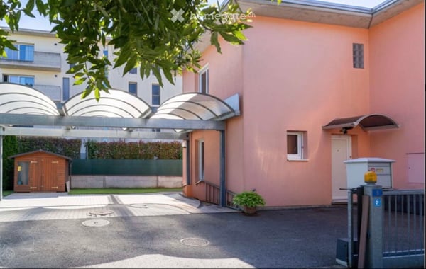 Casa di testa in zona residenziale 1