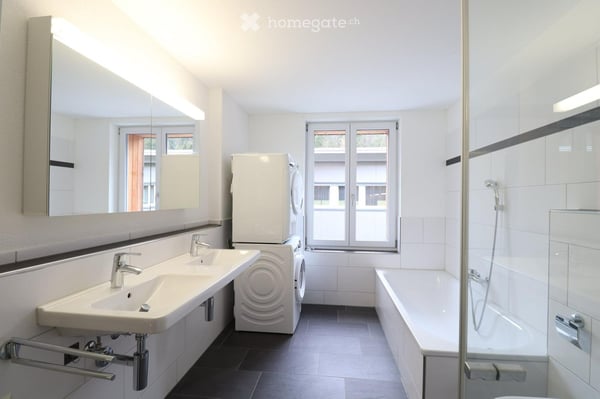 SOFORT VERFÜGBAR HELLE 4.5 ZIMMERWOHNUNG IM 1OG. MIT BALKON 3