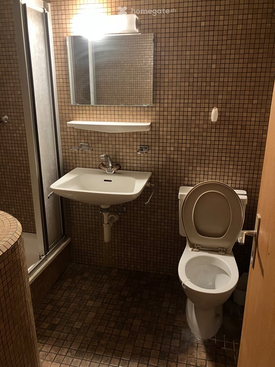 Einfaches Zimmer mit eigenem WC Dusche Sitzplatz 2