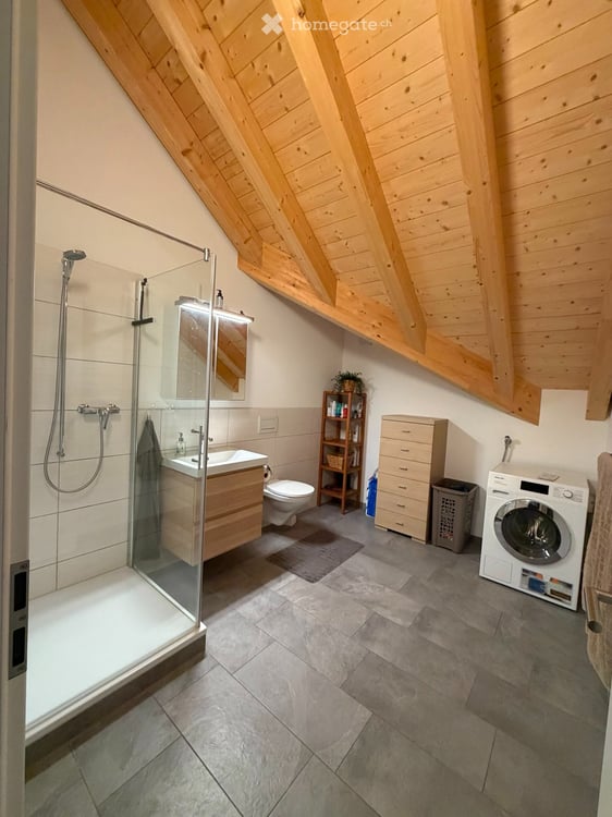 Charmante 3.5 Zimmer-, Dachwohnung in Schwanden 3