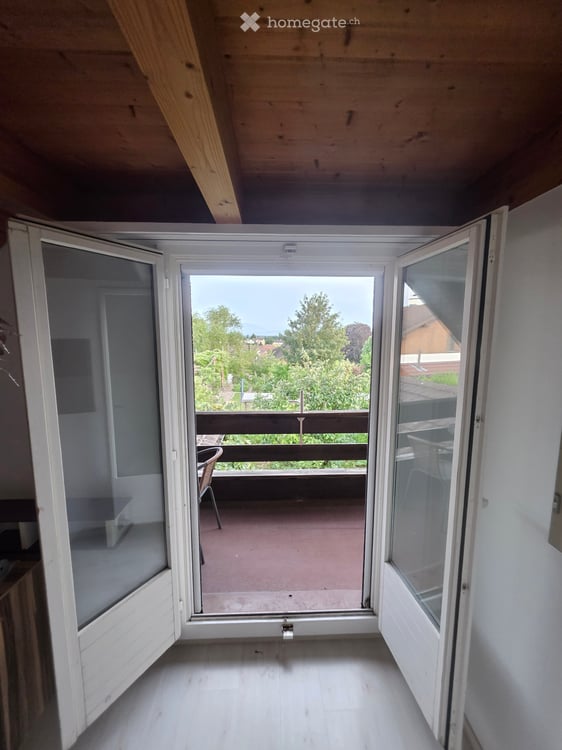 Möbliertes Zimmer mit Balkon und schöner Aussicht 4