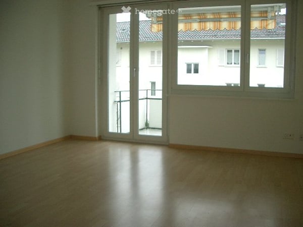 In Kloten 2.5 Zimmer Wohnung sonnig Nähe öffentlich Verkehr. 4