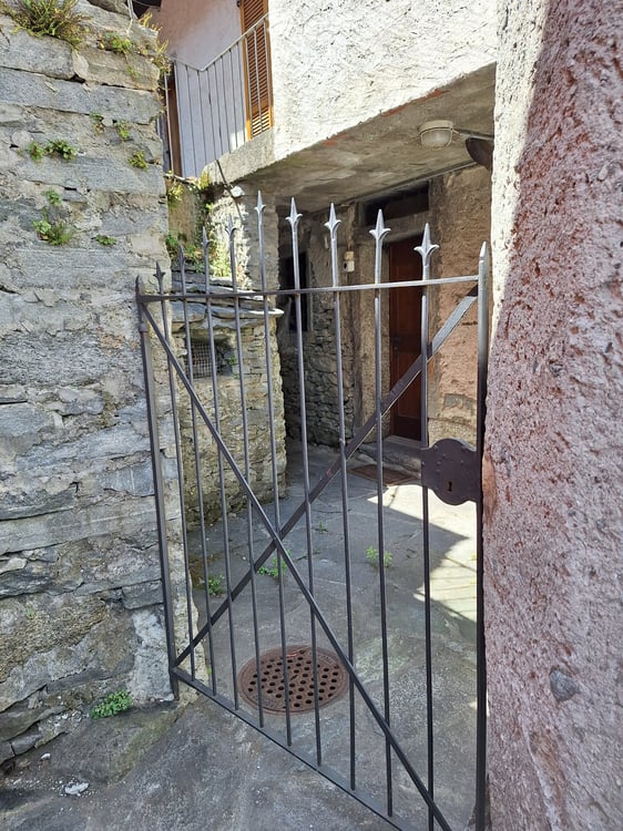 Tipica casa ticinese antica 11