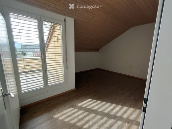 Attraktive 2.5-Zimmer- Dachwohnung mit 3 Balkonen in Uznach 2