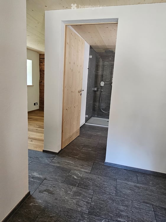 Neue 2.5-Zimmerwohnung in Cumpadials zu vermieten 5