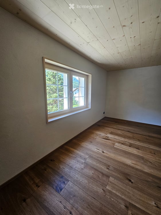 Neue 2.5-Zimmerwohnung in Cumpadials zu vermieten 3