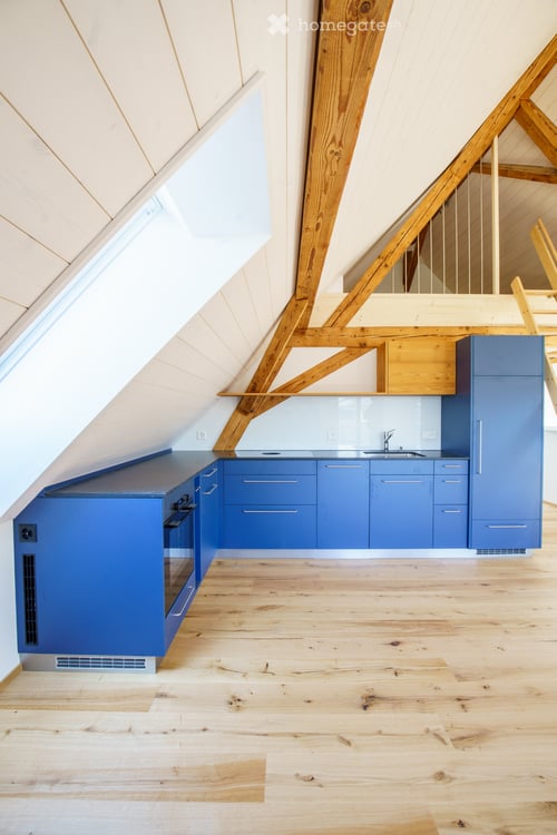 Schöne helle Dachwohnung zu vermieten 1