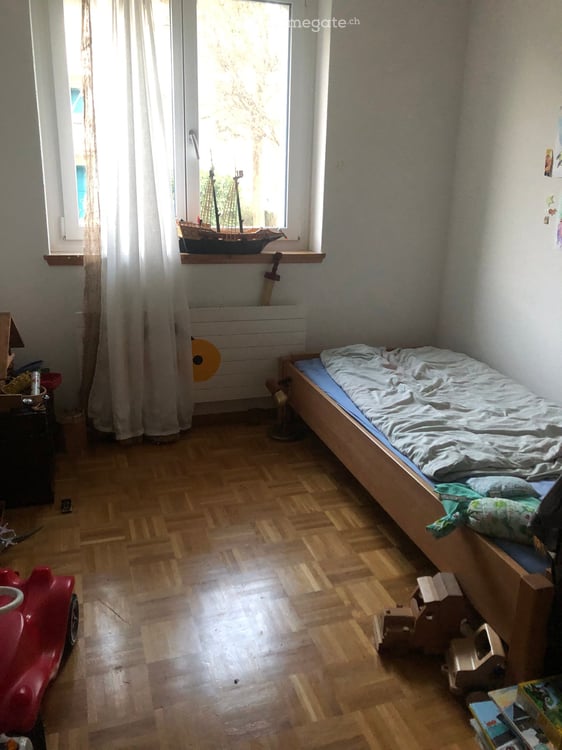 Befristetes möbliertes Zimmer in einer 4-Zimmer-Wohnung. 1