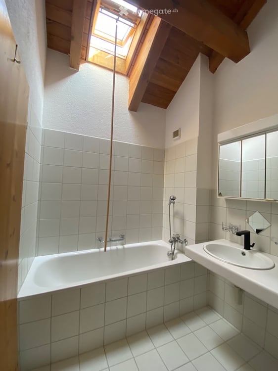 Möblierte Dachwohnung mit sonnigem Balkon und Sichtbalken 4
