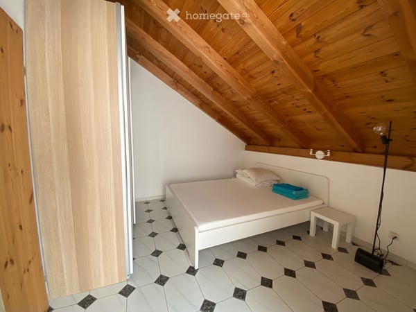 Möblierte Dachwohnung mit sonnigem Balkon und Sichtbalken 3