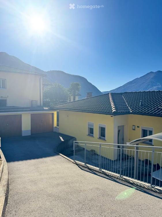 Casa indipendente su due piani con giardino e 2 box auto 2