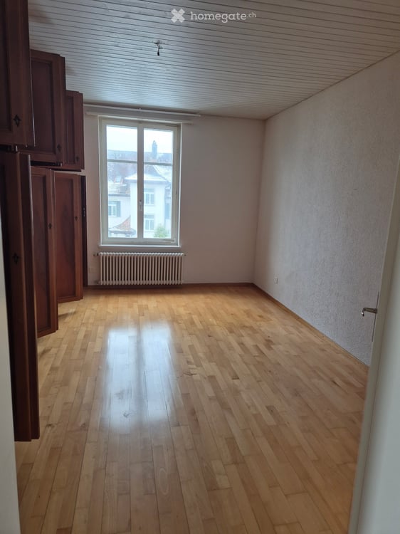 Helle teilmöblierte 3.5-Zimmer-Wohnung mit Balkon 2