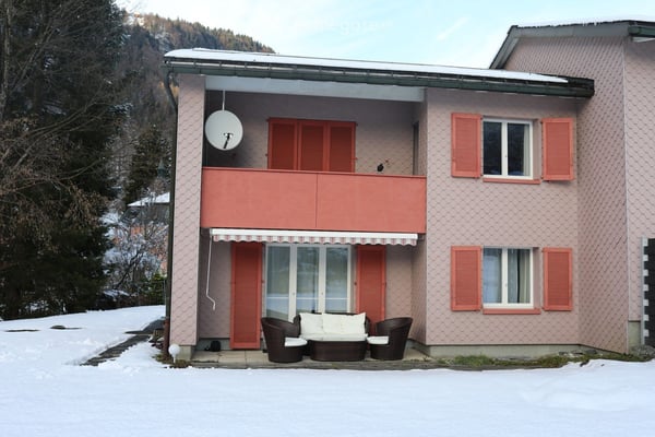 5.5 Zimmer Einfamilienhaus mit Garten und Garage in Linthal 1