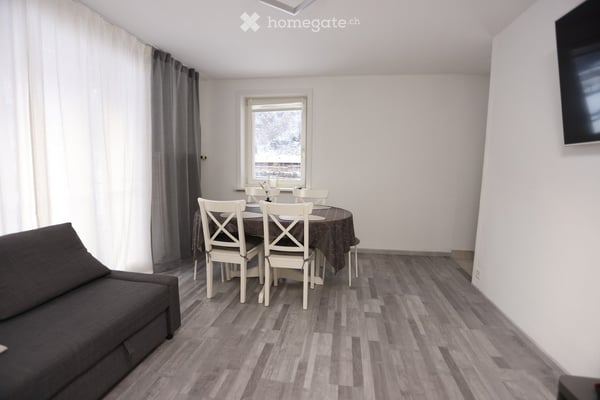 5.5 Zimmer Einfamilienhaus mit Garten und Garage in Linthal 2
