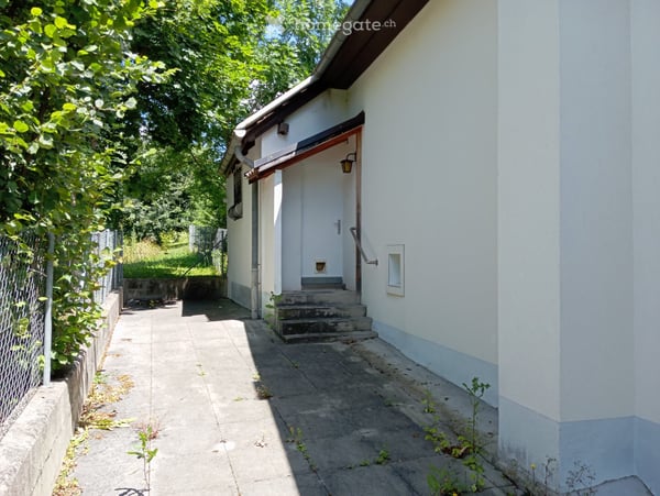 Freistehendes Einfamilienhaus mit grossen Grundstück 2