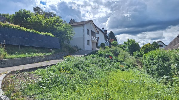 Einfamilienhaus an Hanglage mit über 1'000 m² Grundstück 1