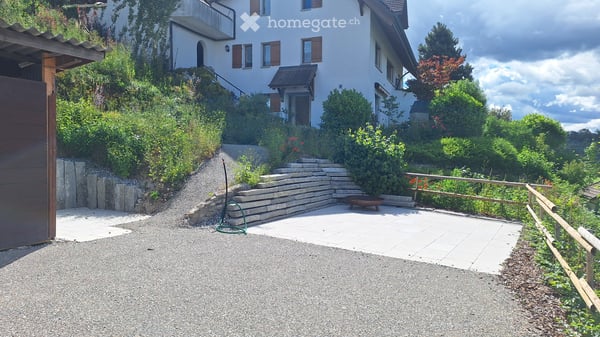 Einfamilienhaus an Hanglage mit über 1'000 m² Grundstück 2