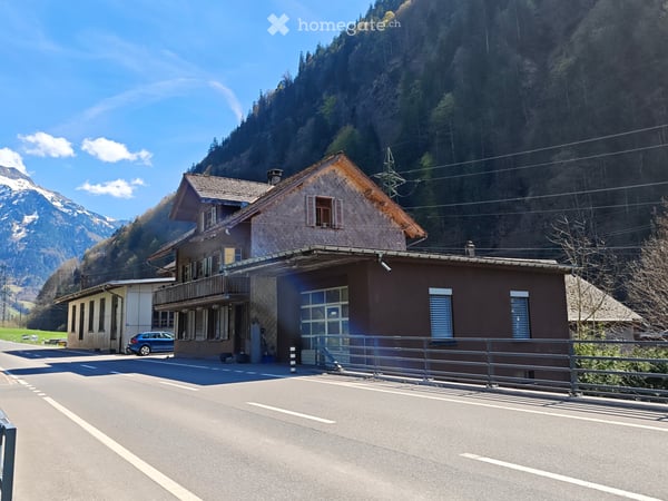 Geräumiges Haus mit grosser Garage und Garten 1