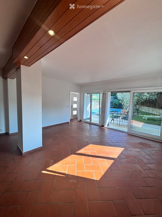 Casa unifamiliare di 210 m² con giardino e piscina. 2