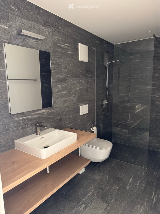 WG-Zimmer mit eigenem Badezimmer in Tomils 4