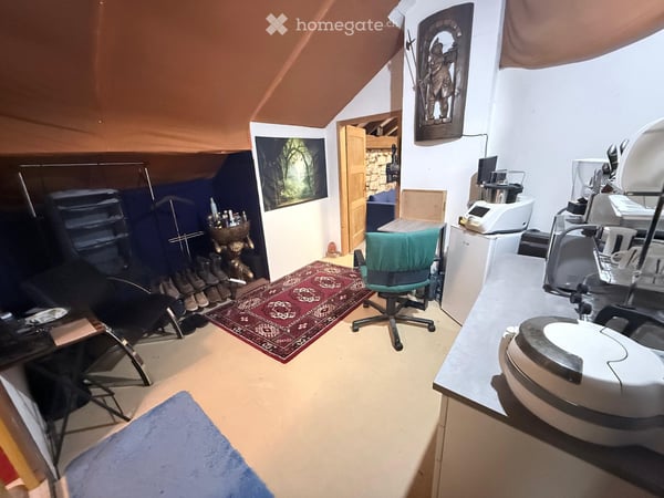 Voll möbliertes 1-Zimmer-Dachgeschoss-Atelier in Bülach. 4