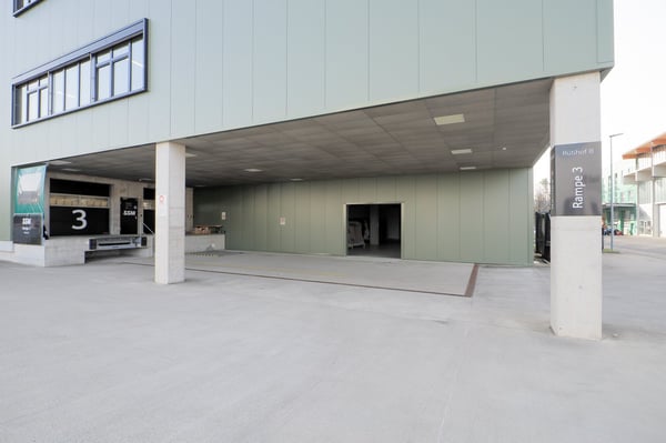 Attraktive neuwertige Gewerbefläche mit Lagerhallen, Büro, Rampe! 2