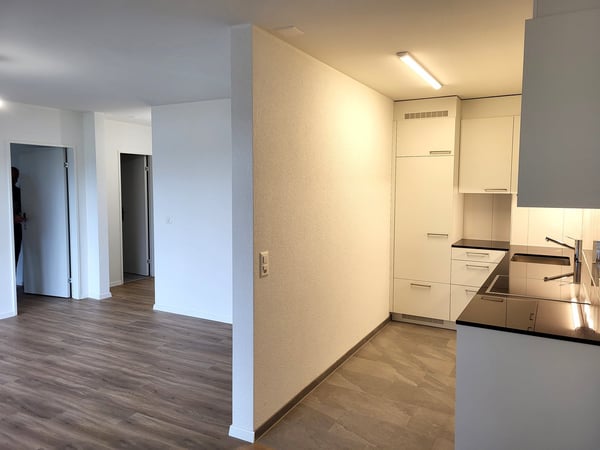 Helle neu sanierte 2.5 Zimmerwohnung! 3