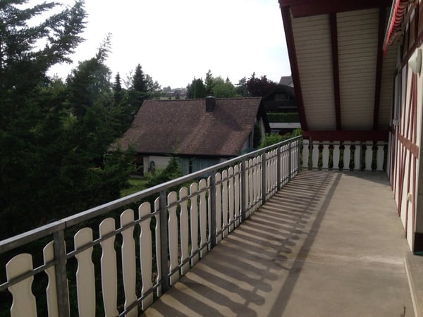 Charmante 5.5-Zimmer-Maisonette-Wohnung in Neerach – Ruhige Lage mit herrlichem Ausblick 2