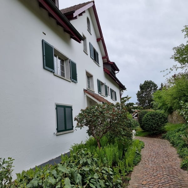 Charmante 5.5-Zimmer-Maisonette-Wohnung in Neerach – Ruhige Lage mit herrlichem Ausblick 1