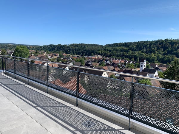 Moderne neue Attikawohnung an attraktiver Hanglage von Glattfelden – Wohnen im Grünen mit Komfort