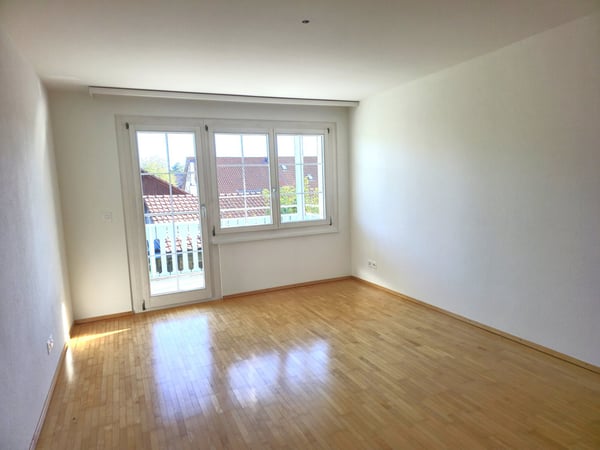 Grosszügige 5-Zimmer-Wohnung mit Cheminée und Balkon in Neerach 8