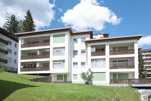 Stilvoll renovierte 4-Zimmer-Wohnung in Davos Platz – möbliert und ruhig gelegen 1