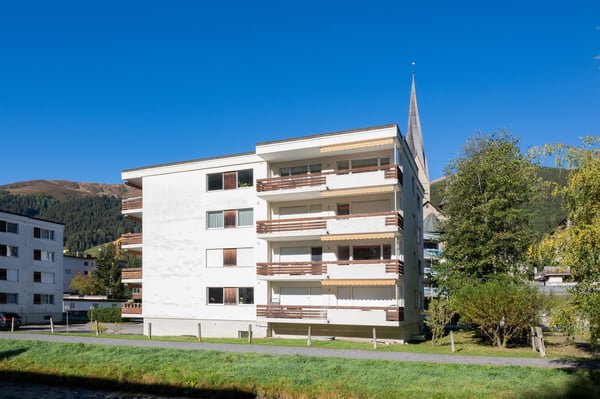 Charmante 3.5-Zimmer-Dachwohnung mit Balkon und Bergblick in Davos Platz
