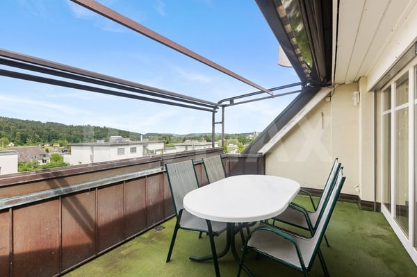 Charmante 4.5-Zi.-Dachwohnung mit sonnigem Balkon und Weitsicht 3