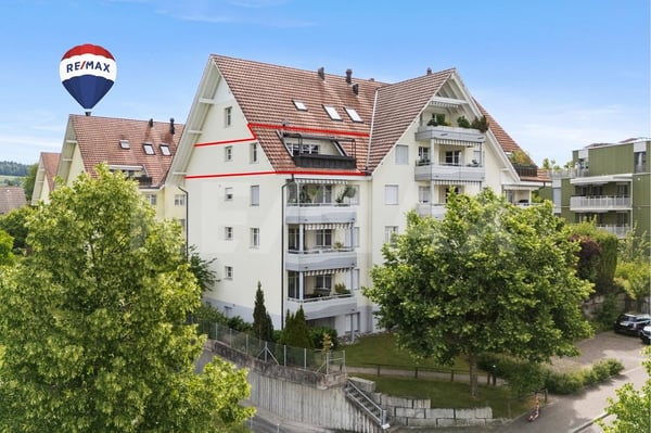Charmante 4.5-Zi.-Dachwohnung mit sonnigem Balkon und Weitsicht 1
