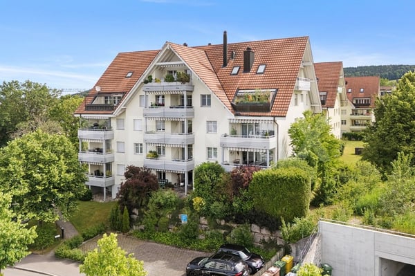 Charmante 4.5-Zi.-Dachwohnung mit sonnigem Balkon und Weitsicht 2