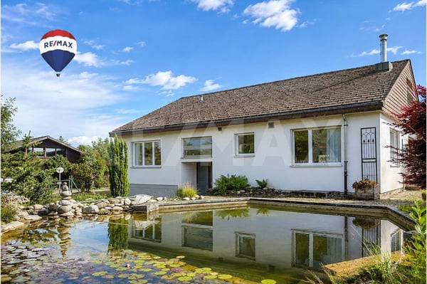 Freistehendes 8-Zi.-Einfamilienhaus mit idyllischer Gartenanlage 1