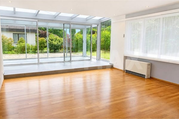 Freistehendes 8-Zi.-Einfamilienhaus mit idyllischer Gartenanlage 4