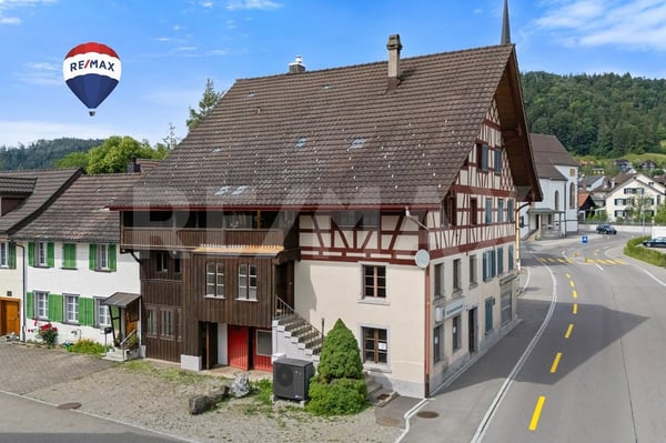 9.5-Zi.-Wohnhaus mit Gewerbe- und Ladenfläche 1