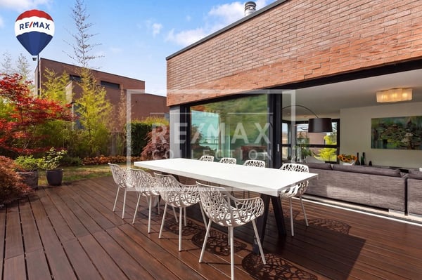 Exklusives 7-Zimmer-Einfamilienhaus mit fantastischer Aussicht 1
