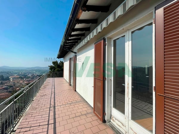 Ampia casa con 3 appartamenti di diverse dimensioni, con bella vista 8