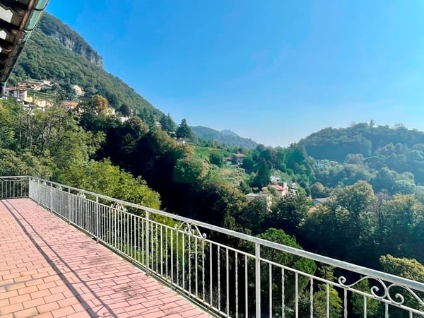 Ampia casa con 3 appartamenti di diverse dimensioni, con bella vista 3