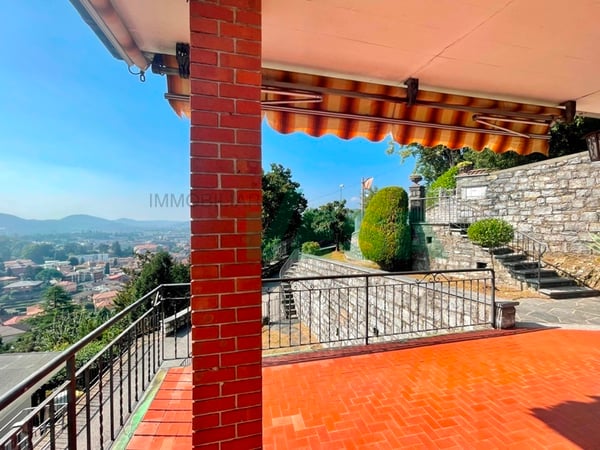 Ampia casa con 3 appartamenti di diverse dimensioni, con bella vista 5