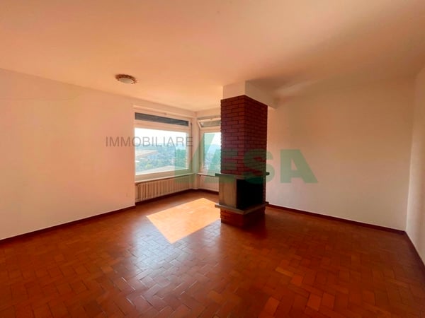 Ampia casa con 3 appartamenti di diverse dimensioni, con bella vista 10