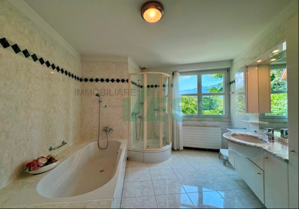 Magnifica proprietà con villa, romantico rustico e terreno edificabile 11